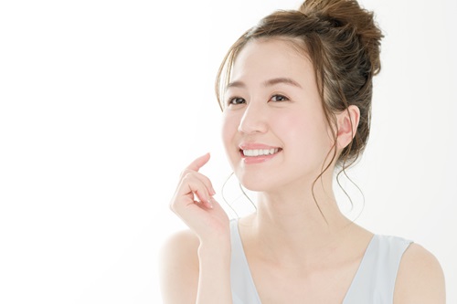 白いセラミック素材だから見た目も良く、メタルフリーだから安心